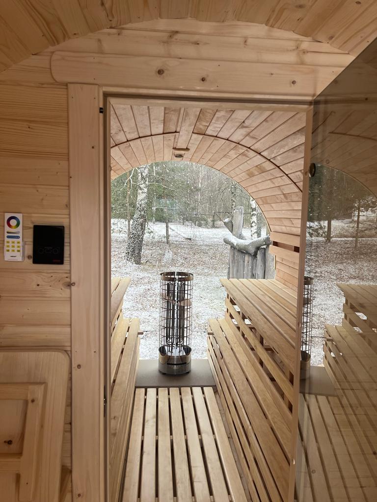 Ecco la nostra sauna barile da esterno, perfetta per rilassarsi e rigenerarsi immersi nella natura."