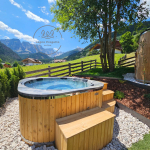 "Minipiscina da esterno rivestita in legno – ideale per spa domestiche e glamping."