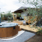 "Vasca idromassaggio tinozza in legno di alta qualità, importata direttamente dalla Lituania e installata nel nostro esclusivo Glamping Koru. Goditi un'esperienza di relax indimenticabile immerso nella natura."