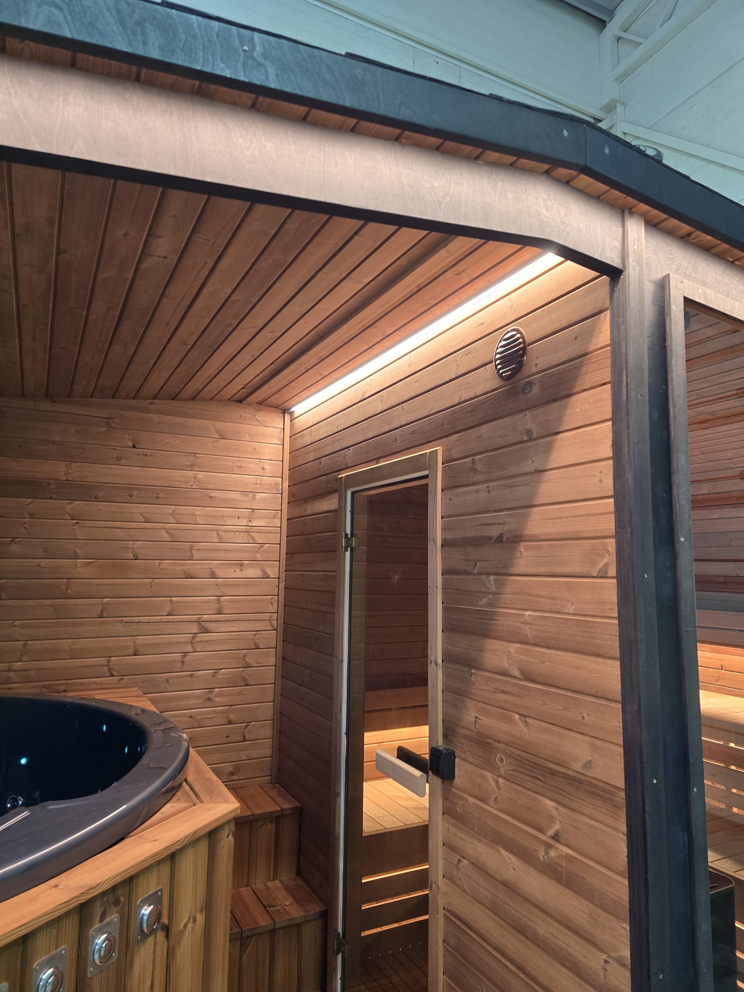Struttura combinata con sauna finlandese e vasca Hot Tub per un relax completo.