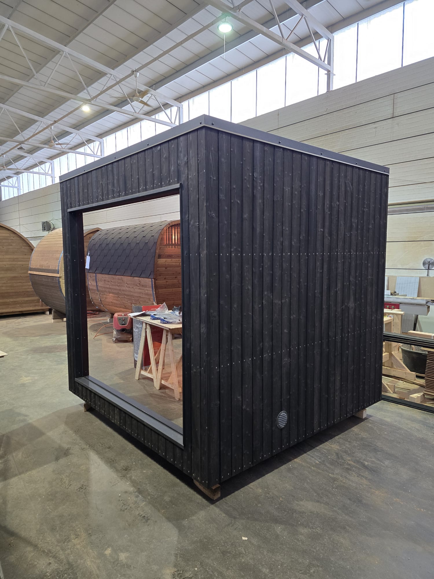 Aroma di Benessere: Sauna Finlandese da Esterno con Tetto Nascosto in Thermowood, Interno in Ontano e Stufa Harvia 9 kW Wi-Fi