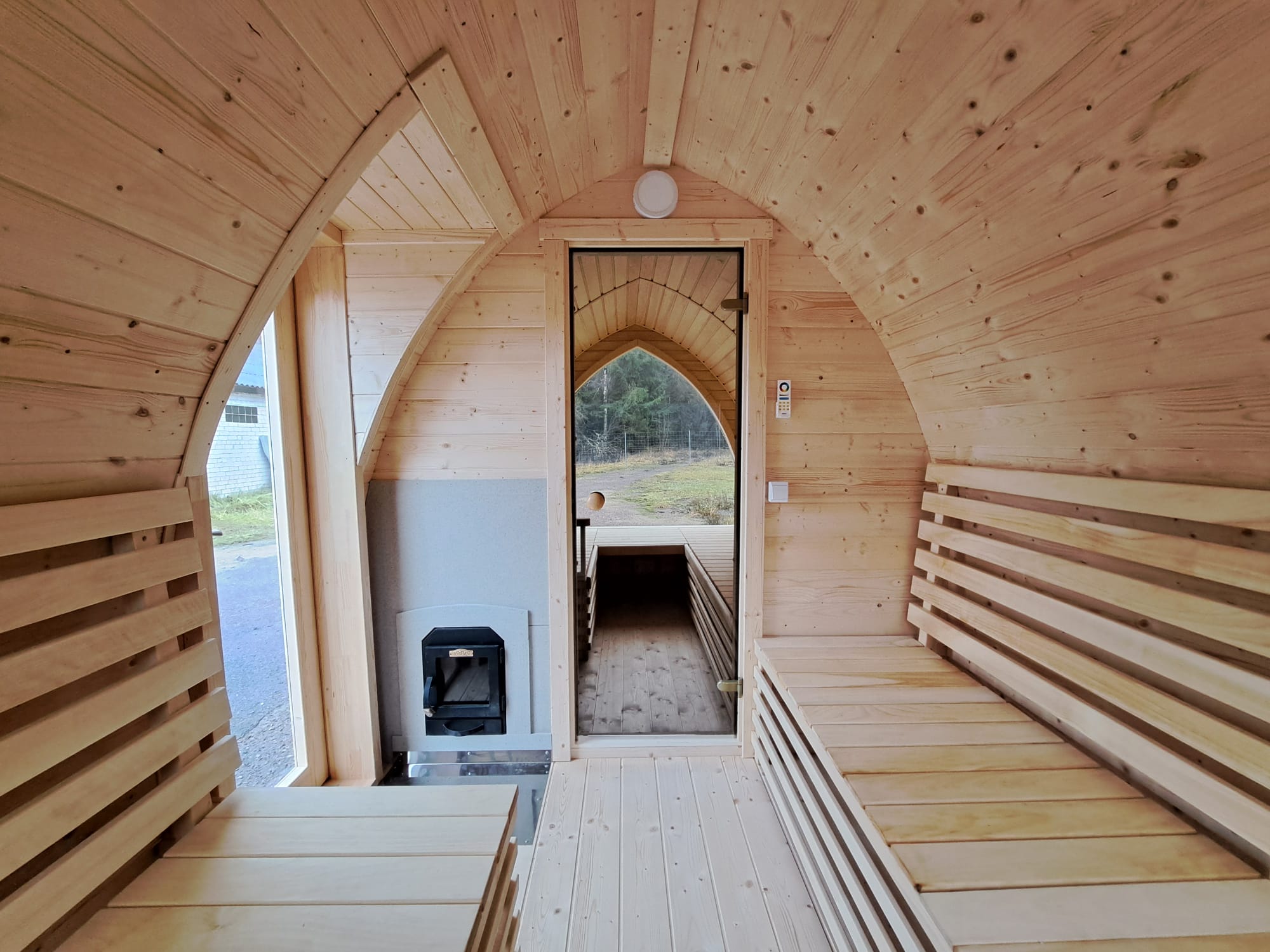 Sauna Igloo da Esterno con Entrata Centrale – Spogliatoio Ampio e Sauna Finlandese Separata | Design Nordico Premium